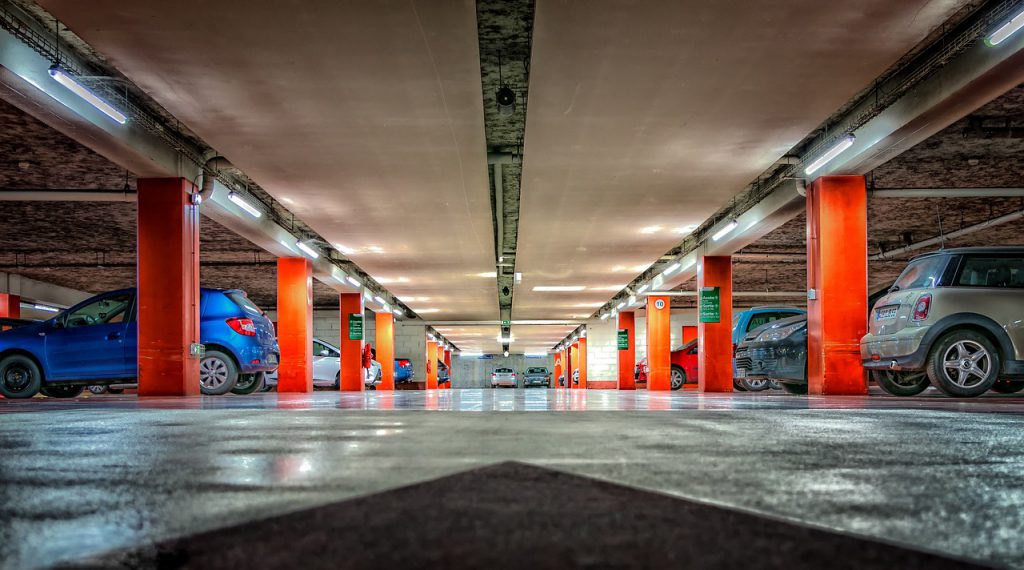 Wo kann man am Frankfurter Flughafen am besten parken? Sag mal...